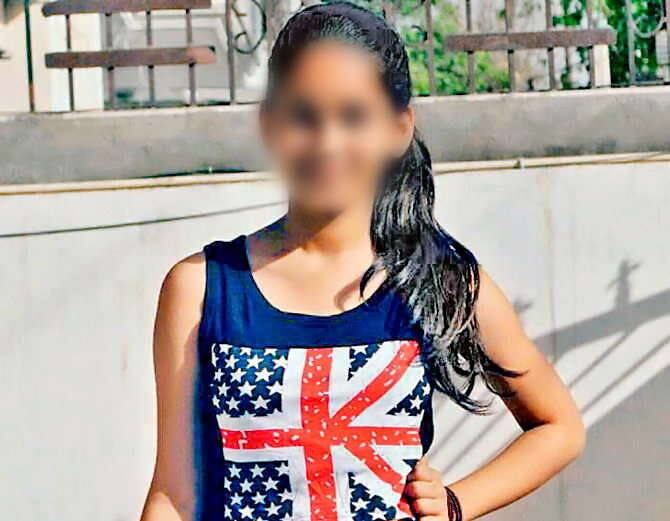 નોઇડાઃ પરીક્ષામાં ઓછા માર્ક્સ આવવાથી સ્કૂલના શિક્ષકની હેરાનગતીથી પરેશાન થઇ ગયેલી 9માં ધોરણની વિદ્યાર્થીની ઇકિશા શાહ (16)એ આત્મહત્યા કરી લીધી છે. મંગળવારે ઇકિશાએ ફાંસી લગાવીને આત્મહત્યા કરી લીધી છે. ઇકિશા મયૂર વિહારમાં આવેલી એક ફેમસ અલ્કૉન સ્કૂલમાં અભ્યાસ કરતી હતી અને તેનો પરિવાર નોઇડા સેક્ટર -52માં રહેતો હતો. 