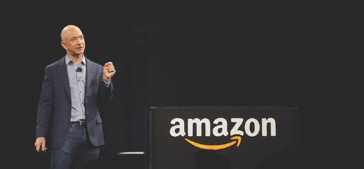 સીઈઓ જેફ બેજોસનું નેટ વર્થ 130 બિલિયન ડોલર છે. સતત ત્રણ ગૂગલના સ્ટૉક ઘટવાથી અને એમેઝોનના માર્કેટ સ્ટૉકમાં ઉછાળાના કારણે આલ્ફાબેટ નીચે ખસી ગઈ છે.