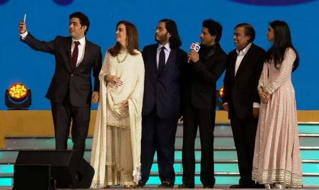 ગત વર્ષે જુલાઈ મહિનામાં 1500 રૂપિયાની કિંમતનો જિઓ ફોન લોન્ચ થયો હતો. આ ડિવાઇસમાં 2.4 ઇંચ QVGA TFT ડિસ્પ્લે અને ડ્યૂલ-કોર-પ્રોસેસર છે. KaiOS પર ચાલતા આ 4જી ફીચર ફોનમાં 512 એમબી રેમ અને 4જીબી ઇન્ટરનલ સ્ટોરેજ છે. જેને 128 જીબી સુધી વધારવાની સુવિધા આપવામાં આવે છે.