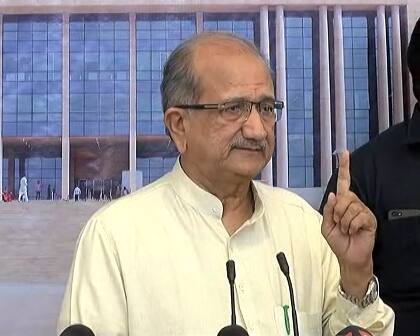 શાળા સંચાલકોની મરજી પ્રમાણે વાલીઓએ ભરવી પડશે ફી, સરકારે હાથ કર્યા ઉંચા શાળા સંચાલકોની મરજી પ્રમાણે વાલીઓએ ભરવી પડશે ફી, સરકારે હાથ કર્યા ઉંચા