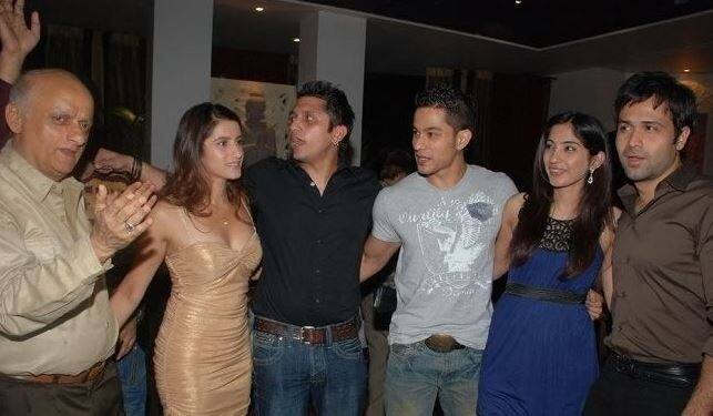 મુંબઈઃ ઇમરાન હાશમી ફિલ્મોમાં તેના કિસ સીનના કારણે સીરિયલ કિસર કહેવાય છે. તેણે તેની આ ઇમેજ પર ઘણી વખત સ્પષ્ટતા કરી છે. ઈમરાનનો જન્મ 24 માર્ચ, 1979માં ઉત્તર પ્રદેશના કન્નૌજમાં થયો હતો. તેના પિતા અનવર હાશમી એક્ટર રહી ચૂક્યા છે. ઇમરાનની માતા માહિરા હાશમી ડાયરેક્ટર મહેશ અને મુકેશ ભટ્ટની બહેન હતી. તેથી આ બંને તેના મામા અને પૂજા, આલિયા, મોહિત સૂરી તેના ભાઈ-બહેન છે.