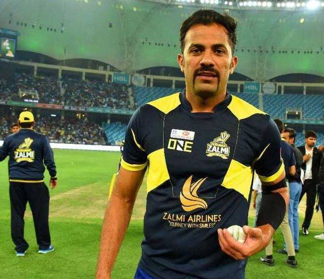 પાકિસ્તાની બોલર વહાબ રિયાઝને ટ્રોલ કરવામાં આવ્યો હોય તેવી આ પ્રથમ ઘટના નથી. આ પહેલા તેના નવા લુકને લઇ યુઝરે ટ્રોલ કર્યો હતો. વહાબે તે સમયે તસવીર ટ્વિટ કરીને કહ્યું હતું કે તે બિલકુલ ઓસ્ટ્રેલિયન ફાસ્ટ બોલર મિશેલ જોનસન જેવો લાગે છે.