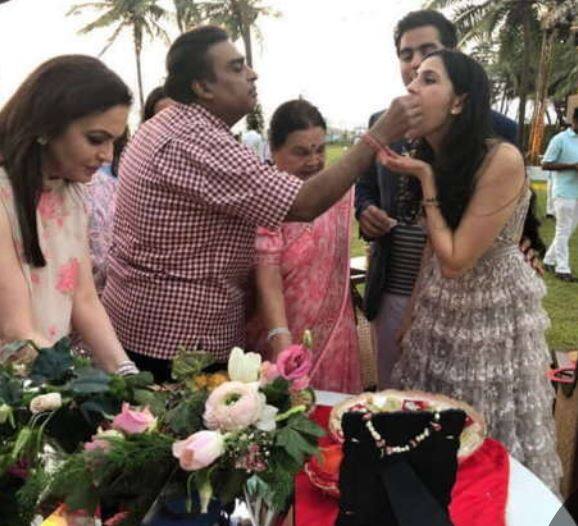 મુકેશ અંબાણીએ શ્લોકાને મીઠાઈ ખવડાવી આશીર્વાદ આપ્યા હતા.