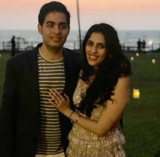 નવી દિલ્લી: રિલાયન્સ ઈન્ડસ્ટ્રીઝના માલિક મુકેશ અંબાણીના પુત્ર આકાશ અંબાણીની સગાઈ શ્લોકા સાથે થવાની છે. જ્યારે આજે ગોવામાં શ્લોકા-આકાશની સગાઈ પહેલા પ્રી એંગેજમેન્ટની સેરેમની યોજાઈ હતી. દેશના સૌથી અમીર મુકેશ અંબાણીના પુત્રની સગાઈ શ્લોકા સાથે થવાની છે. 