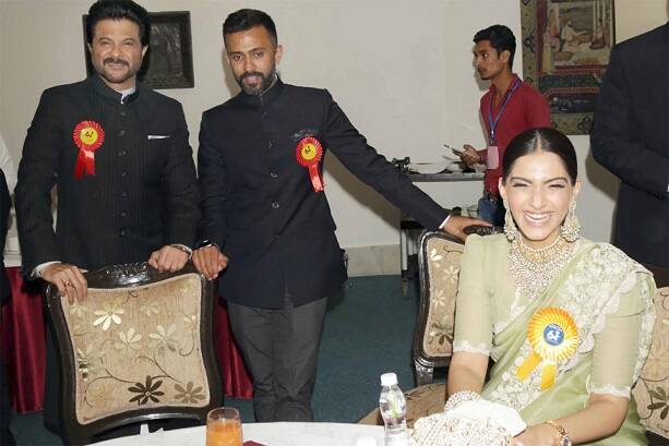  સોનમ અને આનંદની નજીકના સૂત્રે જણાવ્યું હતું. સોનમ ગયા વર્ષે એક બ્રાન્ડ એન્ડોર્સમેન્ટ માટે જિનેવા ગઇ હતી જ્યારે તેને આ સ્થળ પસંદ પડી ગયું હતું. લગ્ન માટે આ સ્થળનો નિર્ણય લેતા તેને ત્રણ મહિના લાગી ગયા. કહેવાય છે કે કપૂર પરિવાર જેનિવાની ટિકીટો બુક કરાવામાં વ્યસ્ત છે. અનિલ કપૂર દીકરીના લગ્ન માટે સંબંધીઓ સાથે વાતચીત કરી રહ્યા છે. 