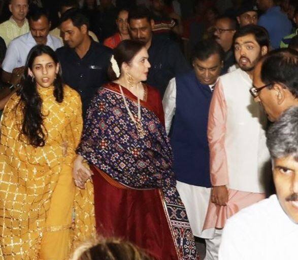 મુંબઈઃ રિલાયન્સ ઈન્ડસ્ટ્રીઝના માલિક મુકેશ અંબાણીના પુત્ર આકાશ અંબાણીની સગાઈ શ્લોકા મહેતા સાથે થઈ છે. જે અંગે આજે ગોવામાં પ્રી એંગેજમેન્ટની સેરેમની યોજાઈ હતી. સગાઈ નક્કી થયા બાદ આજે રાતે મુકેશ અંબાણી પરિવાર સાથે મુંબઈના પ્રસિદ્ધ સિદ્ધિ વિનાયક મંદિરના દર્શન કર્યા હતા.