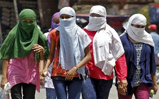 અમદાવાદ: રાજ્યમાં ગરમીના પ્રમાણમાં વધારો જોવા મળી રહ્યો છે. હવામાન વિભાગે આગાહી કરી છે કે આગામી 48 કલાકમાં સૌરાષ્ટ્રમાં હિટવેવના કારણે સૌરાષ્ટ્રમાં આકરો તાપ પડશે. સૌરાષ્ટ્રના મોટા ભાગના વિસ્તારોમાં આગામી 48 કલાકમાં સૌથી વધુ હિટવેવની હવામાન વિભાગે આગાહી કરી છે. હીટવેવના કારણે તાપમાન ત્રણથી ચાર ડિગ્રી વધવાની શક્યતા છે.