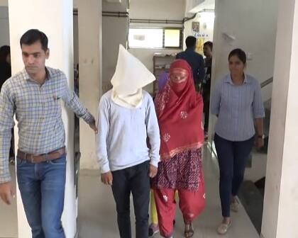 હોટલની રૂમમાં પહોંચ્યા બાદ ફરીયાદી ભરત પટેલને નગ્ન કરીને આરોપી સરોજ સાથેની નગ્ન તસવીરો ક્લિક કરી તેની પાસેથી ફોટાના બદલામાં 30 લાખ રૂપિયાની માંગણી કરી હતી. એટલું જ નહીં ફરીયાદી ભરત પાસે રહેલા 6 હજાર રૂપિયાની લૂંટ ચલાવ્યા બાદ આરોપીઓએ 30 લાખ નહીં આપે તો નગ્ન તસવીરો સોશિયલ મીડિયા પર વાયરલ કરી દેવાની ધમકી આપી હતી. આરોપીઓની ધમકીથી ડરી ગયેલા ભરત પટેલે પોલીસને જાણ કરતા પોલીસે આરોપીઓની ધરપકડ કરી હતી.