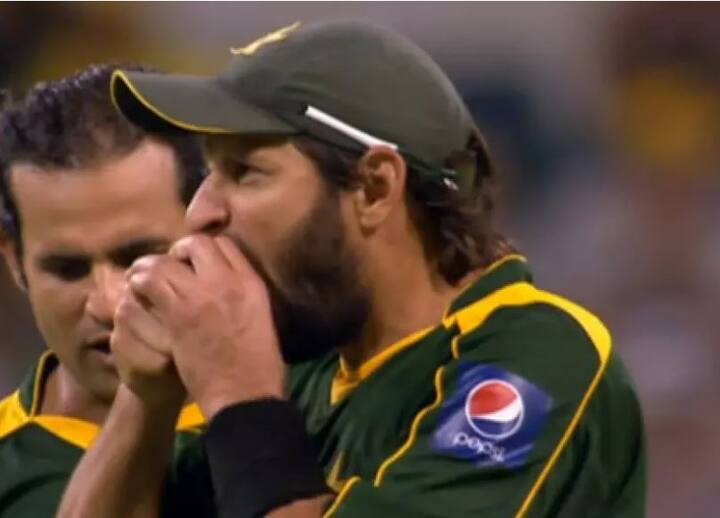 પાકિસ્તાનનો શાહિદ આફ્રિદી જાન્યુઆરી 2010માં ઓસ્ટ્રેલિયાના વાકામાં રમાયેલી વન-ડેમાં બોલને બચકું ભરતો કેમેરામાં કેદ થયો હતો.