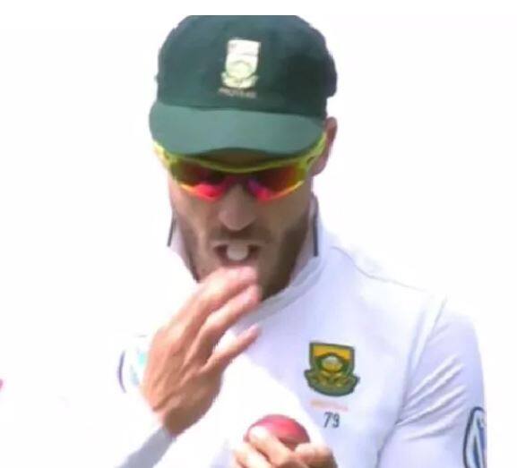 સાઉથ આફ્રિકાનો કેપ્ટન ફાફ ડુ પ્લેસિસ પણ બોલ ટેમ્પરિંગમાં ફસાઇ ચૂક્ય છે. તેના પર મેચની 100 ટકા ફીનો દંડ લગાવવામાં આવ્યો હતો.