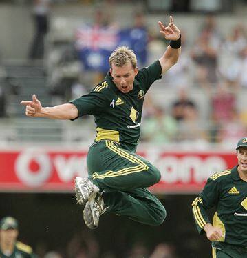 ઓસ્ટ્રેલિયાના ફાસ્ટ બોલર બ્રેટ લીએ 55 મેચમાં અને ન્યૂઝીલેન્ડના ટ્રેન્ટ બોલ્ટે 56 મેચમાં 100 વિકેટ લીધી હતી.