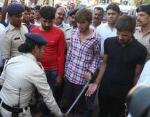 કૉચિંગ ક્લાસની વિદ્યાર્થીની પર ચાર યુવકોએ ગેંગરેપ ગુજાર્યો, તો પોલીસે ચારેયનું જાહેરમાં સરઘસ કાઢ્યું, જાણો વિગતે