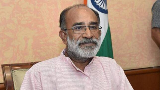 બીજેપી નેતાએ કહ્યું કે, પરંતુ જ્યારે ભારત સરકાર જે પોતાની સરકાર છે, તે તમારી પાસે ફક્ત તમારુ નામ અને એડ્રેસ માંગે છે ત્યારે દેશમાં એક મોટી ક્રાંતિ શરૂ થઇ જાય છે અને કહેવામાં આવે છે કે આ લોકોની પ્રાઇવેસીમાં ઘૂસણખોરી છે. મારો કહેવાનો અર્થ એ છે કે આપણે કેટલી હદે જઇ શકીએ છીએ. સુપ્રીમ કોર્ટને નિર્ણય લેવા દો. 