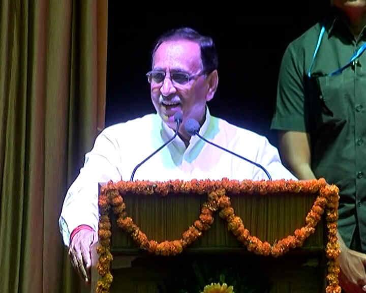ગાંધીનગરઃ સરકારી સેવામાં નિમણૂંક પત્રો એનાયત કરવાના કાર્યક્રમમાં મુખ્યમંત્રી રૂપાણીએ સરકારી કર્મચારીઓ પર કટાક્ષ કર્યો, તેમને નિવેદન આપતા કહ્યું કે, સરકારી નોકરી મળી એટલે આરામથી કામ કરવાનું તે માનસિકતા છોડવી પડશે, સરકારી કર્મચારીઓને આમ આડકતરી રીતે કામચોર ગણાવ્યા હતા. 