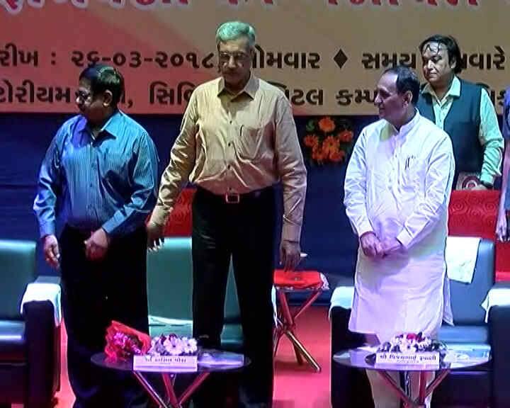ઉલ્લેખનીય છે કે, વિધાનસભામાં ભારે ધમાલ બાદ અધ્યક્ષે કૉંગ્રેસના ત્રણ ધારાસભ્યોને સસ્પેંડ કર્યા છે, ત્યારે કૉંગ્રેસે ત્રણ વર્ષનું સસ્પેંશન ઘટાડી સત્ર પૂરતુ રાખવાની માગ કરી છે.