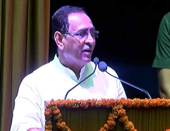 રૂપાણીએ કહ્યું કે, હવે સરકારી કામગીરીમાં બેદરકારી નહીં ચાલે, ટેક્નોલોજીના આધારે મૂલ્યાંકન થઈ રહ્યું છે, સિસ્ટમ ગોઠવાતી જાય છે, હવે ગાપચી મારવાનું નહીં ચાલે. આખા રાજયમાં કર્મચારીઓના ટેકનોલોજીકલ મૂલ્યાંકનનો વ્યાપ આગામી દિવસોમાં વધારવામાં આવશે