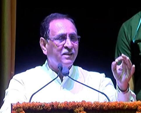 રૂપાણીએ દુઃખ સાથે કહ્યું કે અમૂક સમયે દુઃખ થાય છે કે, પ્રોબેશન પીરિયડ પુરો પણ ના થયો હોય અને એ કર્મચારી સામે બે રેડ પડી ગઈ હોય, હંમેશા શોર્ટકટ નુકશાનકારક સાબિત થાય છે.