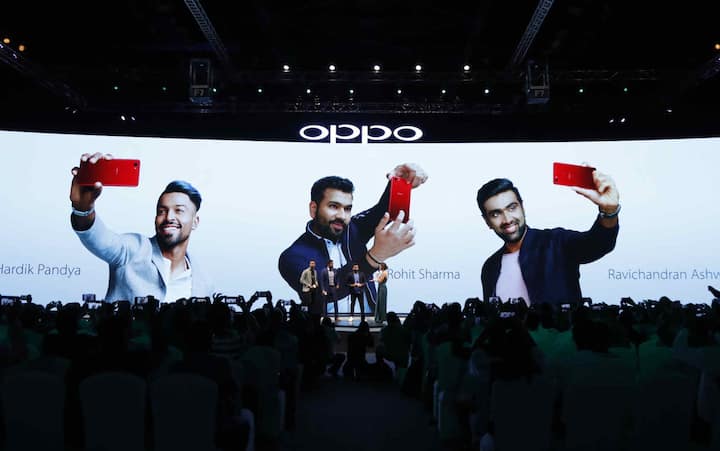 ઓપ્પોનો આ નવો ફોન જોવામાં iPhone X જેવો જ લાગે છે. ફોન 4 જીબી રેમ/64 જીબી સ્ટોરેજ તથા 6 જીબી રેમ/128 જીબી સ્ટોરેજ વિકલ્પમાં મળે છે. 4 જીબી મોડલી કિંમત 21,990 રૂપિયા જ્યારે 6 જીબી રેમ મોડલની કિંમક 26,990 રૂપિયા છે. 