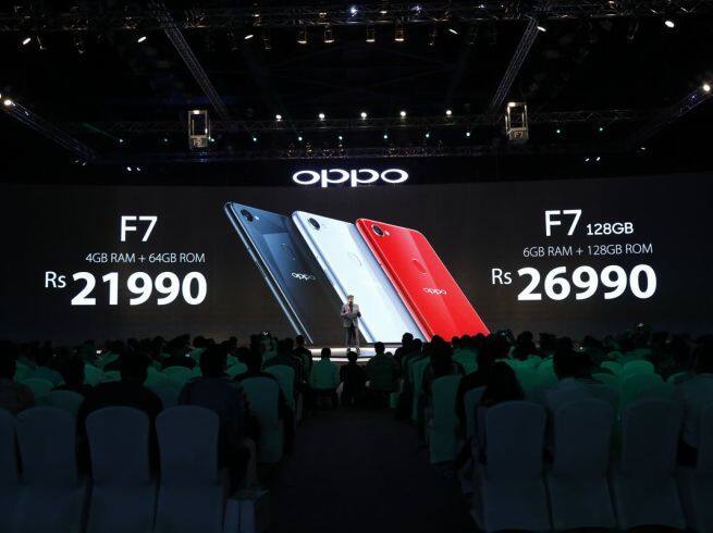 ફોનમાં રિયર કેમેરો 16 મેગાપિક્સલનો અને ફ્રન્ટ કેમેરો 25 મેગા પિક્સલનો છે. સ્માર્ટફોનને પાવર આપવા 3400 એમએએચની બેટરી આપવામાં આવી છે. બેટરીથી 33.5 કલાક સુધીનો મ્યૂઝિક ટોક ટાઇમ અને 13.4 કલાકનો વીડિયો પ્લેબેક ટાઇમ મળવાનો દાવો કરવામાં આવ્યો છે.