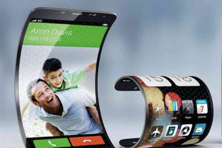 નવી દિલ્હીઃ ટેક વર્લ્ડમાં આગવો દબદબો જમાવી ચૂકેલી દિગ્ગજ કંપની એપલ હવે નવા ઇનૉવેશન્સ સાથે પોતાનો નવો હેન્ડસેટ આઇફોન લૉન્ચ કરી શકે છે, એટલે કે કંપની વળી શકે એવો iPhone લૉન્ચ કરવાની તૈયારી કરી રહી છે.