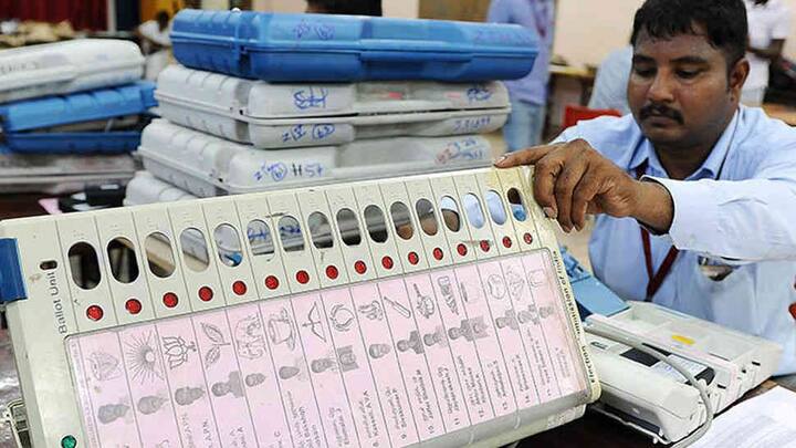 ચૂંટણી પ્રચારમાં તમામ પક્ષો અત્યારથી મેદાનમાં આવી ગયા છે. મુખ્યમંત્રી સિદ્ધરમૈયાના નેતૃત્વમાં કોંગ્રેસ પોતાનો કિલ્લો બચાવવાના પ્રયાસમાં લાગી ગઇ છે, તો વળી બે.એસ. યેદિયુરપ્પાને સીએમ ફેસ બનાવીને ભાજપ પણ મેદાનમાં આવી ગઇ છે. જેડીએસ બસપાની સાથે ગઠબંધન કરી ચૂંટણી મેદાનમાં ઉતરવા જઇ રહી છે. 