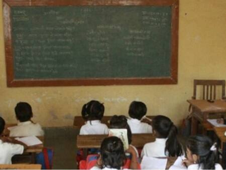 ગાંધીનગર: અંગ્રેજી માધ્યમનો ક્રેજ વધી રહ્યો છે ત્યારે ગુજરાત સરકારે ગુજરાતી ભાષાની જાળવણી માટે મહત્વો નિર્ણય કર્યો છે. જે મુજબ તમામ બોર્ડમાં ધોરણ 1થી 8 સુધી ગુજરાતી ભાષા ફરજીયાત ભણાવવાની રહેશે. રાજ્યમાં તમામ બોર્ડમાં ધોરણ એકથી આઠ સુધી ગુજરાતી વિષય ફરજિયાત કરવામાં આવશે. માતૃભાષાનું જતન કરવા મુખ્યમંત્રીએ ગૃહમાં સરકારનો નિર્ણય જાહેર કર્યો હતો. 