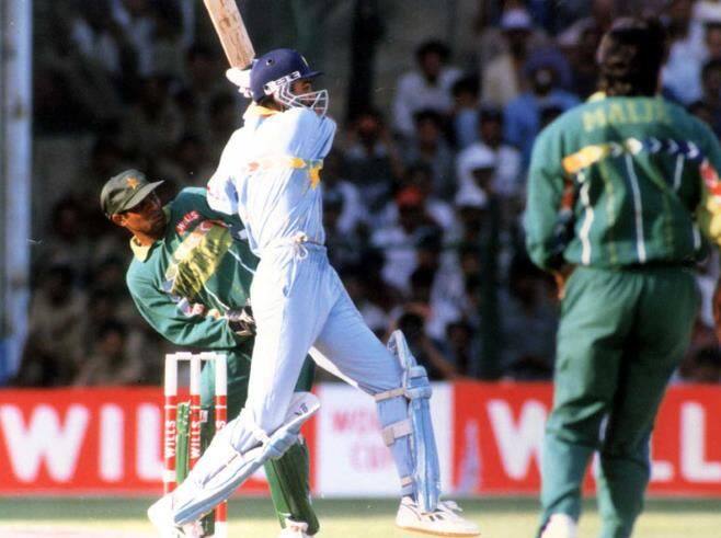 સચિનને વનડેમાં ઓપનર તરીકે ઉતારવાનો ફેંસલો ભારતીય કેપ્ટન અઝહરુદ્દીનનો હતો. 1994માં ન્યૂઝીલેન્ડ સામે ઈન્ડિયાના નિયમિત ઓપનર નવજોત સિંહ સિદ્ધુ ઇજાગ્રસ્ત થતાં સચિને ઓપનિંગ કર્યું હતું. સચિન આ અંગે કેપ્ટન અઝહરુદ્દીન અને મેનેજર અજીત વાડેકરને અપીલ કરી ચૂક્યો હતો.