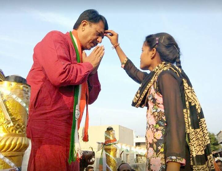 આંકલાવના ધારાસભ્ય અમિત ચાવડા આંકલાવના ધારાસભ્ય છે અને ભરતસિંહ સોલંકીના પિતરાઈ ભાઈ છે. આણંદના સંસદસભ્ય રહી ચૂકેવા ઈશ્વરભાઈ ચાવડાના પૌત્ર અમિત ચાવડાની ગણના ગુજરાત કોંગ્રેસના યુવા નેતાઓમાં થાય છે. આમ એક રીતે પ્રદેશ પ્રમુખપદ ઘરમાં જ રહ્યું છે.