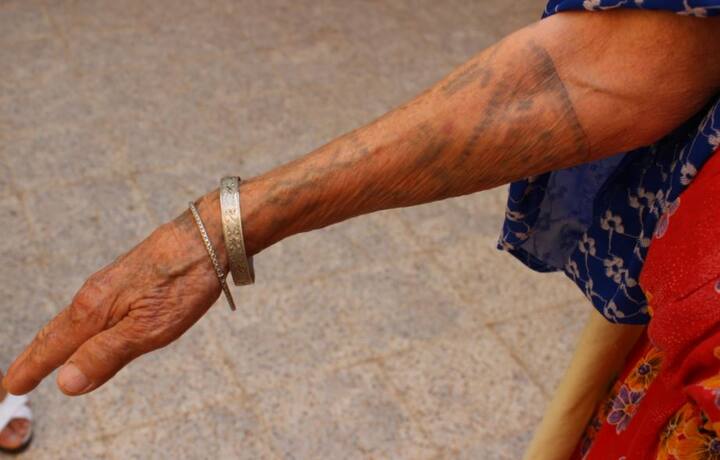 પોલીસે દસ-બાર દિવસની અંદર શાપર-વેરાવળ આસપાસ લાપતા થયેલ મહિલાઓની માહિતી મેળવીને તે દિશામાં તપાસ હાથ ધરી છે. મૃતક મહિલાના હાથ ઉપર ‘રામ' ત્રોફાવેલ છે. 