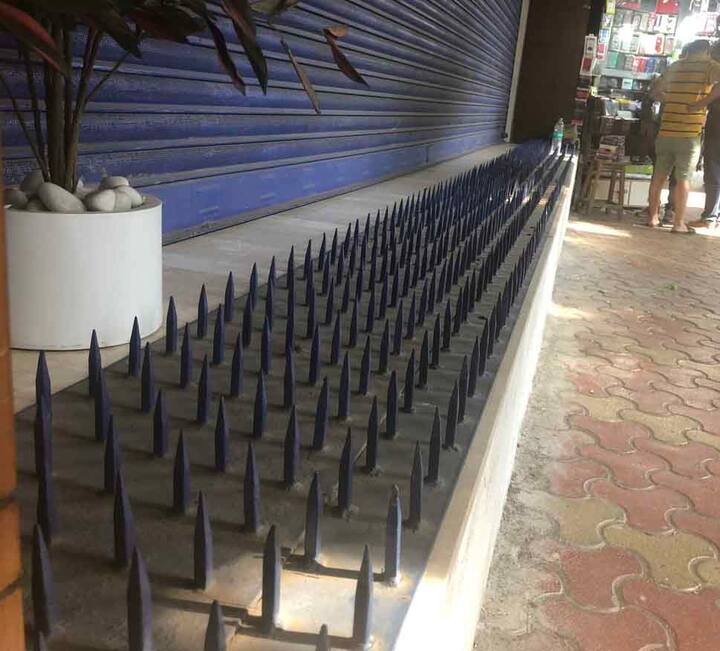 લોકોએ આ ફેંસલાને અસંવેદનશીલ અને અમાનવીય ગણાવીને કહ્યું અનેક પોસ્ટ કરી હતી. ઉપરાંત ઘણા લોકોએ એચડીએફસી બેંકનો બહિષ્કાર કરવાની અપીલ કરી હતી. સૂત્રોના જણાવ્યા મુજબ વિરોધની જાણકારી મેનેજમેન્ટને મળ્યા બાદ અધિકારીઓ દ્વારા આ ખિલ્લા હટાવવાનો ફેંસલો લેવામાં આવ્યો હતો.