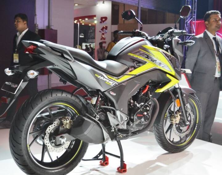 આ બાઇકના એન્જિનમાં કોઈ ફેરફાર કરવામાં આવ્યો નથી. 2018 Hornet 160R માં 162.71cc સિંગલ સિલિન્ડર હોન્ડા Eco-Tec (HET) એન્જિન આપવામાં આવ્યું છે. જે 8,500rpm પર મેક્સિમમ 15.2bhpનો પાવર અને 6,500 rpm પર 14.76 Nmનો પિક ટોર્ક જનરેટ કરે છે. 