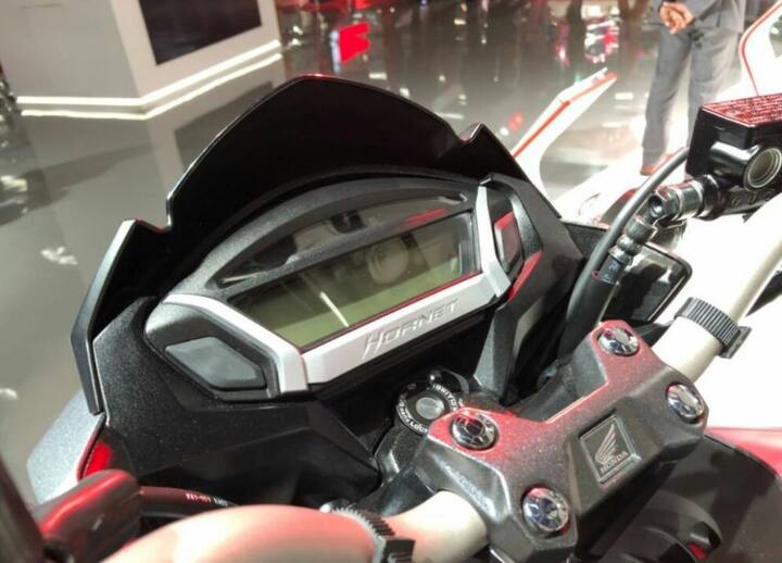 ડાયમંડ ટાઇપ ફ્રેમ પર આધારિત નવી Hornetના ફ્રન્ટમાં ટેલીસ્કોપિક સસ્પેન્શન અને રિયરમાં મોનોશોક આપવામાં આવ્યું છે. બ્રેકિંગ માટે આ બાઈકના ફ્રન્ટમાં 276mm ડિસ્કર બ્રેક અને રિયરમાં 220mmની ડિસ્ક બ્રેક આપવામાં આવી છે. ઉપરાંત સિંગલ ચેનલ ABS પણ આપવામાં આવ્યું છે.