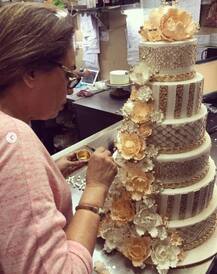 આકાશ-શ્લોકા એન્ગેજમેન્ટ પાર્ટીઃ કેકની તસવીર થઈ વાઇરલ, જાણો કોણે બનાવી હતી કેક