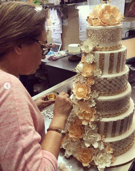 આકાશ અને શ્લોકાની એન્ગેજમેન્ટ પાર્ટી પર ફ્લોરલ કેક બનાવવામાં આવી હતી. આ કેક બંટી મહાજને તૈયાર કરી હતી. બંટી મહાજન કેક ડિઝાઇન કરવામાં એક્સપર્ટ છે.