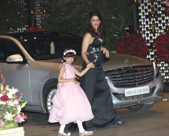 ઐશ્વર્યા આ પાર્ટીમાં બ્લેક ગાઉન પહેરીને જોવા મળી હતી જ્યારે આરાધ્યા પિંક કલરના ડ્રેસમાં જોવા મળી હતી.