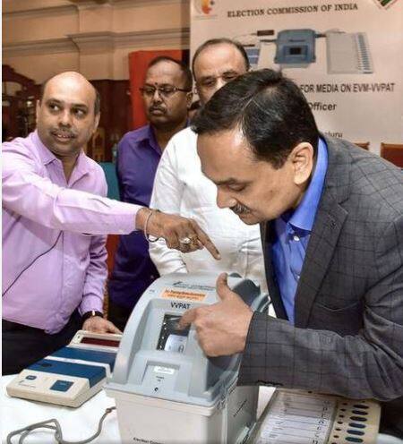 કુમારે કહ્યું કે, કેટલાક દિવ્યાંગ સરકારી કર્મચારીઓને પસંદગીના મતદાન કેન્દ્રો પર મતદાન કર્મચારી તરીકે ચૂંટણી પ્રક્રિયાનો હિસ્સો બનાવાશે. અમે તેમને પ્રોત્સાહિત કરી રહ્યા છીએ.