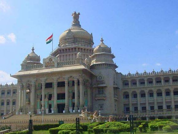 નોંધનીય છે કે, 2013ની વિધાનસભ ચૂંટણીમાં કુલ 224 બેઠકોમાંથી કોંગ્રેસે 122 જીતી હતી, જ્યારે ભાજપે 40 અને જેડીએસે 40 બેઠકો પર કબ્જો જમાવ્યો હતો. બીજેપીમાંથી બળવો કરીને ચૂંટણી લડનારા બીએસ યેદિયુરપ્પાની કેજેપી માત્ર 6 બેઠકો જીતી શકી હતી. ઉપરાંત અન્યને 16 બેઠકો મળી હતી. જોકે બાદમાં યેદિયુરપ્પા ફરીથી ભાજપ સાથે જોડાઇ ગયા હતા.