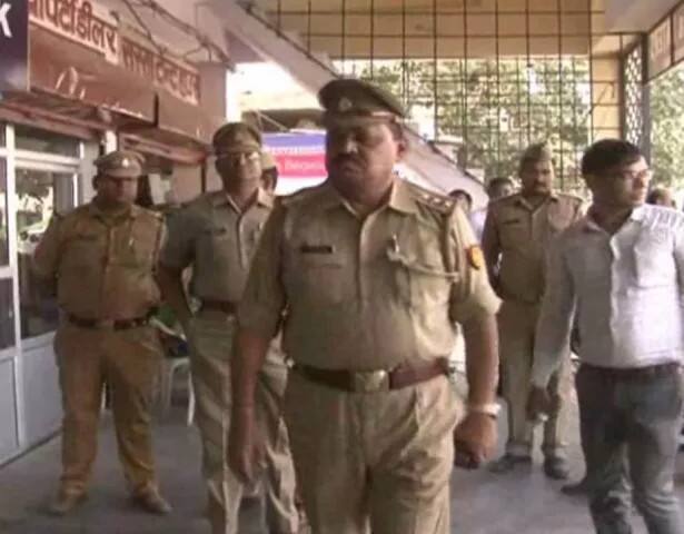 પોલીસે જણાવ્યું કે, આ લોકો દર 50 કિલોમીટર પર ગાડીઓની નંબર પ્લેટ બદલી લેતા હતા. બિહારમાં યુપીની નંબર પ્લેટ લગાવતા હતા અને યુપીમાં હરિયાણાની. આ રીતે આ ગેંગ કેટલાય સમયથી એટીએમને નિશાન બનાવતી હતી. ગૂગલ મેપ્સ દ્વારા લૂટ કરવાવાળી આ ગેંગ હવે જેલના સળીયા પાછળ છે.