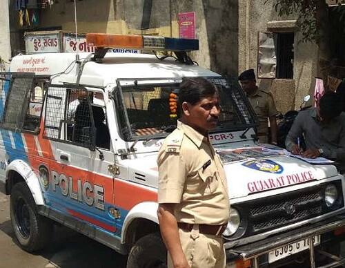 વરાછા વિસ્તારમાં આવેલા એલએચ રોડ પર આવેલા શ્રીજી નગરમાં વલ્લભભાઈ રાદડિયા પરિવાર સાથે રહેતા હતા. પત્ની અને બે સંતાનનું ગુજરાતન ચલાવવા માટે શાકભાજી માર્કેટમાં કામ કરતા હતા. વલ્ભભાઈએ મંગળવારે બાપા સિતારામ આવાસ નજીક આવેલા રામજી મંદિર પાસે રોડ પર જ ઝેરી દવા ખાઈ લીધી હતી.