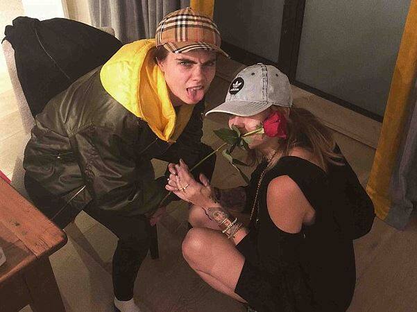 પેરિસના ભાઈ પ્રિન્સે તેના મિત્રોને કહ્યું કે, જો આજે તેના પિતા માઇકલ જેક્સન જીવતા હોત તો તેમની દીકરીના પ્રેમની પસંદગીને લઈ ગર્વ અનુભવતા હોત. માઇકલે શિખવ્યું હતું કે, પ્રેમની કોઇ સીમા નથી હોતી, તેમાં જાતિ અને લિંગ જેવી ચીજો પણ સામેલ હોય છે.