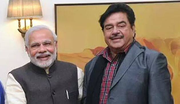નવી દિલ્હીઃ ભાજપના વરિષ્ઠ નેતા અને બિહારના પટના સાહિબથી સાંસદ શત્રુધ્ન સિંહાએ આગામી વર્ષે યોજાનારી લોકસભા ચૂંટણી પહેલા ભાજપ સાથે છેડો ફાડવાનો સંકેત આપ્યો છે. જોકે, તેમણે સ્પષ્ટતા કરી છે કે તેઓ પટના સાહિબની સીટ નહીં છોડે અને આ સીટ પરથી જ લોકસભા ચૂંટણી લડશે. તેઓ હાલમાં આ બેઠક પરથી ચૂંટાઈને સંસદ ગયા છે. તેમણે કહ્યું હતું કે મારી પાસે બીજા પક્ષની ઓફર છે. મારા માટે એ વાતનો કોઈ મતલબ નથી કે હું મારી પાર્ટી કે પછી કોઈ બીજા પક્ષમાંથી લોકોની સેવા કરું.