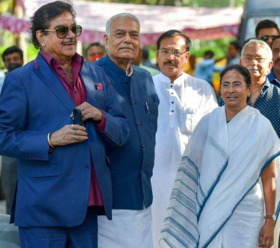 નોંધનીય છે કે બુધવારે ભાજપથી નારાજ યશવંત સિંહા અને શત્રુધ્ન સિંહા પશ્ચિમ બંગાળના મુખ્યમંત્રી મમતા બેનરજીને મળ્યા હતા. બંનેએ આગામી લોકસભા અને વિધાનસભાની ચૂંટણી પહેલા ભાજપ વિરુદ્ધ તમામ પાર્ટીઓને એક કરવાના મમતાના પ્રયાસની પ્રશંસા કરી હતી. 