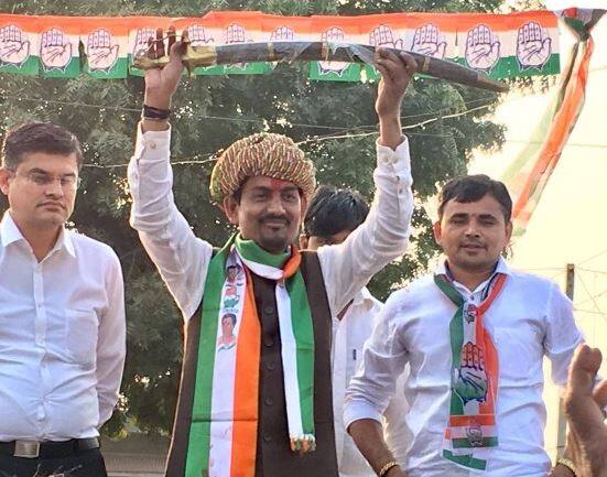 આ અંગે દિલ્હીમાં પણ વારંવાર રજૂઆતો કરી ચૂક્યા હતા. થોડા દિવસો પહેલાં અલ્પેશ ઠાકોરે એક ખાનગી ક્લબમાં પણ પોતાના ચુસ્ત એવા 1 હજાર સમર્થક અને કૉંગ્રેસના ઠાકોર સમાજના અન્ય આગેવાનોની એક બેઠક યોજીને કૉંગ્રેસ હાઈકમાન્ડ સુધી પોતાની શક્તિનું પ્રદર્શન કરવાનો પ્રયાસ કર્યો હતો. 