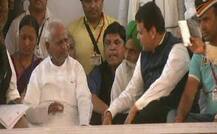 અન્ના હજારેના આંદોલનમાં નારાજ ખેડૂતે CM ફડણવીસ પર ફેક્યું જૂતું