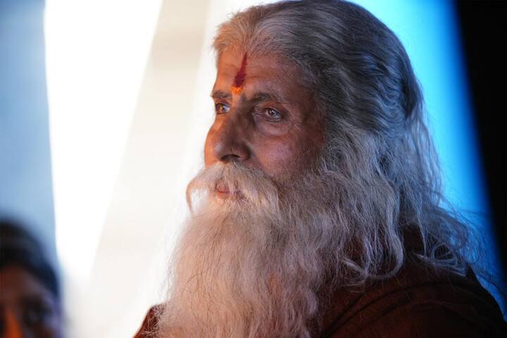 સાઉથના સુપરસ્ટાર ચિરંજીવીની ફિલ્મમાં અમિતાભ બચ્ચન કેમિયો રોલ કરશે. આ ફિલ્મની શૂટિંગ માટે અમિતાભ બચ્ચન હૈદરાબાદ જવા રવાના થયા હતા. અને ગુરુવારે મોડી રાત્રે તેમણે આ તસવીરો ટ્વિટર પર પોસ્ટ કરી હતી. 