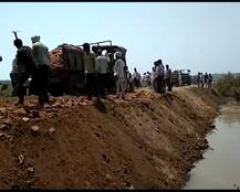 ભાવનગરઃ ખારા પાણીને કારણે જમીન થઇ રહી હતી બંજર, ખેડૂતોએ જાતે જ પાળો બાંધવાની કરી શરૂઆત