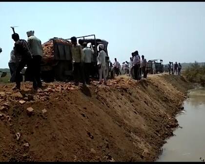 ખેડૂતો વારંવાર પાળો બાંધવા સરકાર સમક્ષ રજૂઆત કરી ચુક્યા છે, પરંતુ સરકારે કોઈ કાર્યવાહી ના કરતા 15થી 20 ગામના ખેડૂતો અને ગ્રામજનોએ જાતમહેનથી પાળો બંધાવાની કામગીરી શરૂ કરી હતી. ગામ લોકોની માંગણી હતી કે જ્યાં સુધી સરકાર કામગીરી શરૂ નહી કરે અને સિમેંટ કંપનીની મંજૂરી કાયમી ધોરણે રદ ના થાય ત્યાં સુધી ગાંધી ચિંધ્યા માર્ગે ખેડૂતો પાળો બાંધવાનું કામ ચાલુ રાખશે.