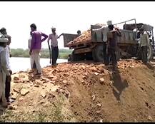 ભાવનગરઃ ખારા પાણીને કારણે જમીન થઇ રહી હતી બંજર, ખેડૂતોએ જાતે જ પાળો બાંધવાની કરી શરૂઆત