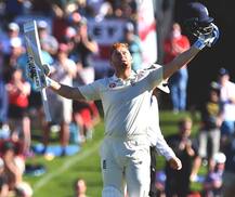 બાઉન્સર વાગવાથી નીકળી ગયું હેલમેટ છતાં પીચ પર ઉભો રહ્યો આ અંગ્રેજ ખેલાડી, ફટકારી સદી, જાણો વિગત