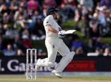 બાઉન્સર વાગવાથી નીકળી ગયું હેલમેટ છતાં પીચ પર ઉભો રહ્યો આ અંગ્રેજ ખેલાડી, ફટકારી સદી, જાણો વિગત